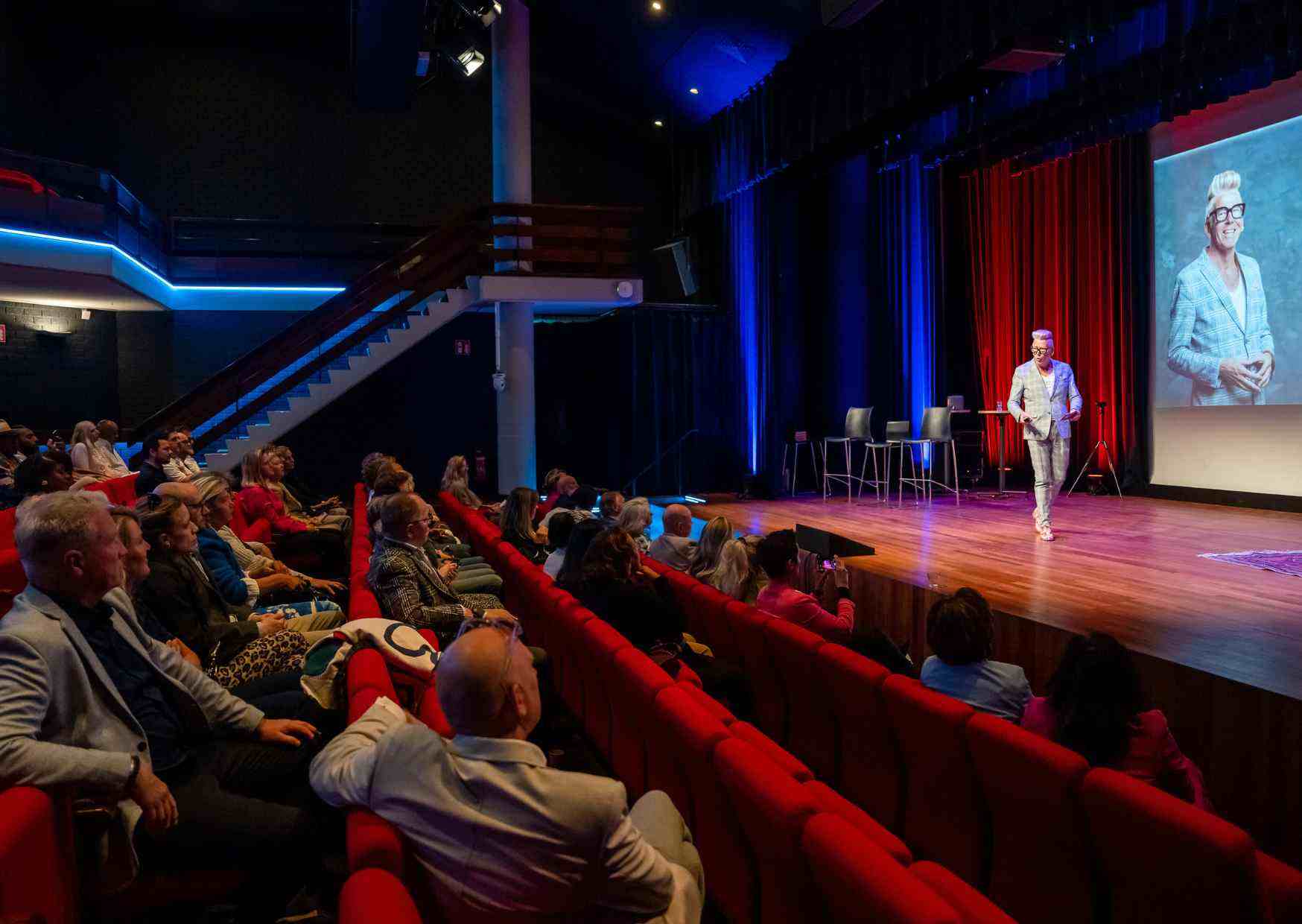 Optreden boeklancering BOEK BUSINESS SUCCES met een smile theater Centrale bibliotheek Rotterdam - Cor de Graag - www.inspiredbycor.nl